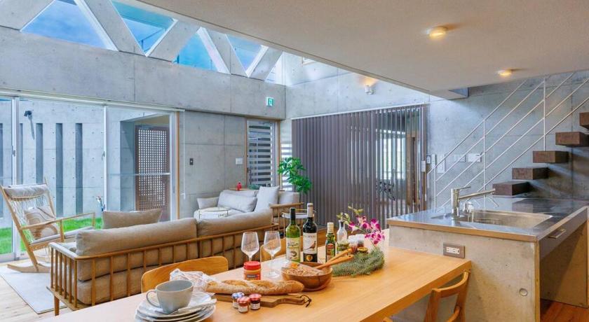 沖縄本島 沖縄市コザ サウナ付きBBQ可能 最大14名 飲食店多数 GBs house 宿泊施設 ロビー