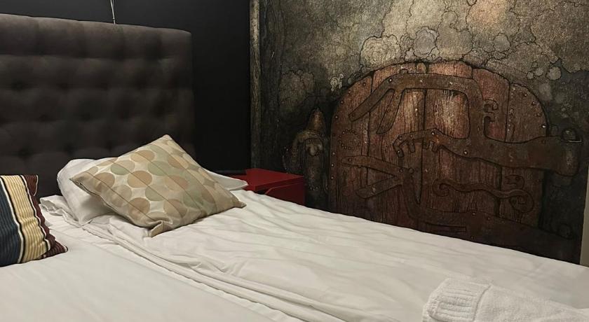 Image of Queen Room with Private Bathroom (No Windows) 5