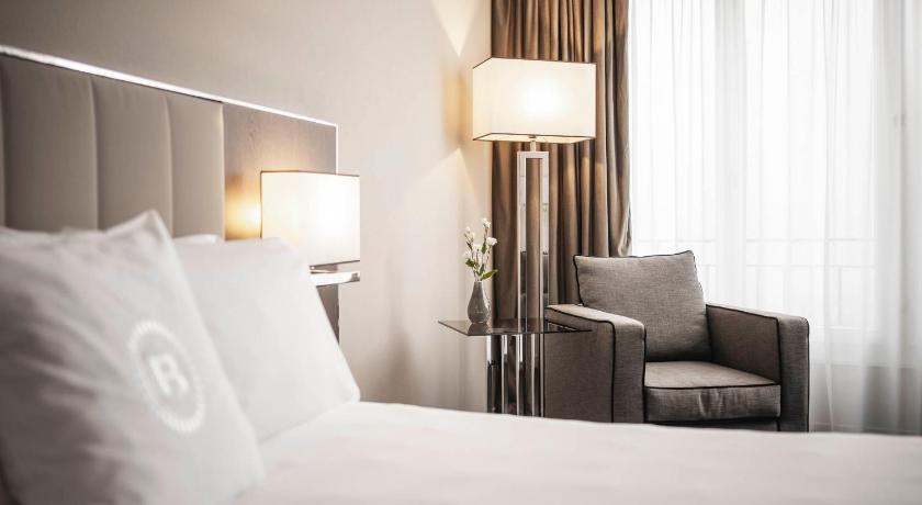 Image of Chic Double or Twin Room with Lake View 1