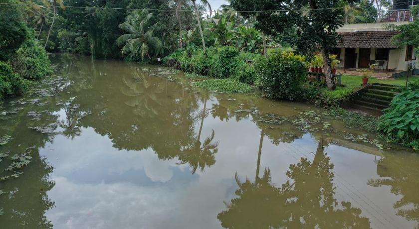Tharangini - Riverside Retreat in Family Homestay with Garden Views