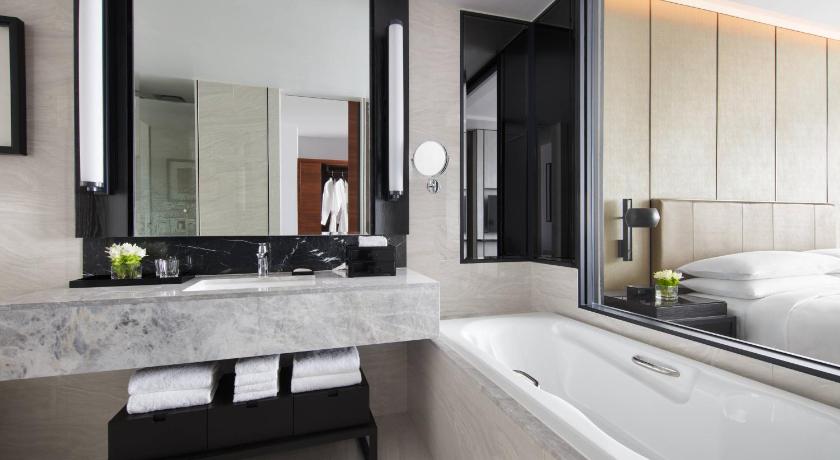 Image of 3 Bedroom Residential Suite, Bedroom 1: 1 King, Bedroom 2: 1 King, Bedroom 3: 2 Twin 2