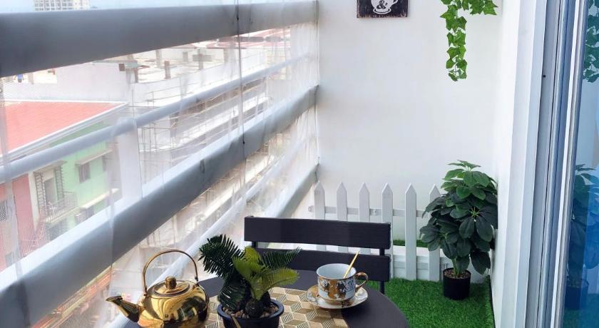 Modern 1BR Condo + Balcony & Pool next to SM Mall - image 2