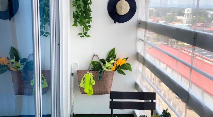Modern 1BR Condo + Balcony & Pool next to SM Mall - image 9