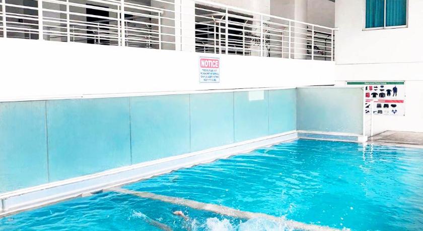 Modern 1BR Condo + Balcony & Pool next to SM Mall - image 3