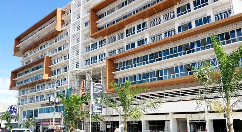 Modern 1BR Condo + Balcony & Pool next to SM Mall - image 5