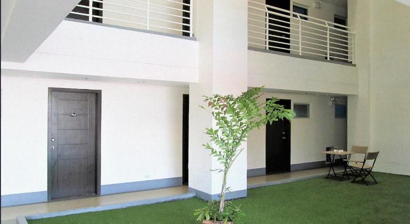 Modern 1BR Condo + Balcony & Pool next to SM Mall - image 7
