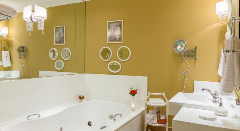Image of Deluxe Suite with Spa Bath 1