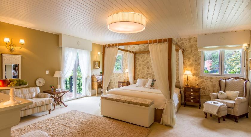 Image of Deluxe Suite with Spa Bath 0