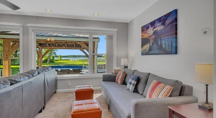 Annandale (MN) Lake Front Home with Pool and Stunning Views 4-Star Accommodation exterior