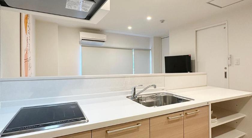 Central 2BR Apt on Lively Shopping Street - image 5
