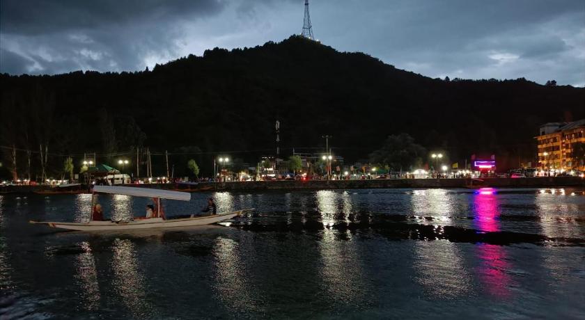 Island Hotel - image 7