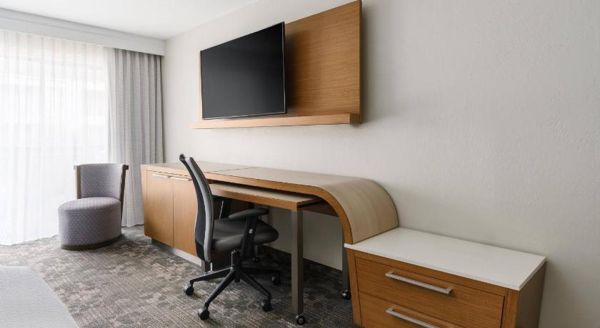 Image of Queen Room with Two Queen Beds, Balcony and Pool View - Hearing Accessible 5