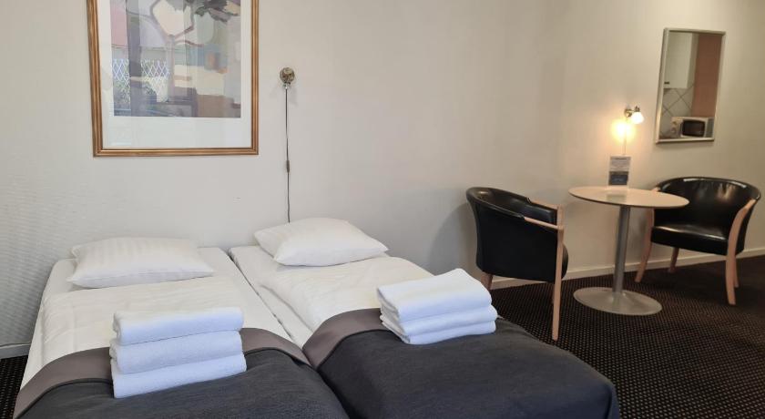 Image of Studio (2 Adults) 10