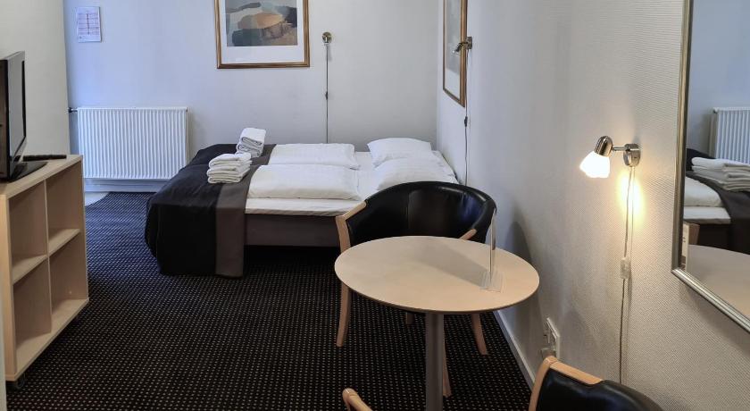 Image of Studio (2 Adults) 9