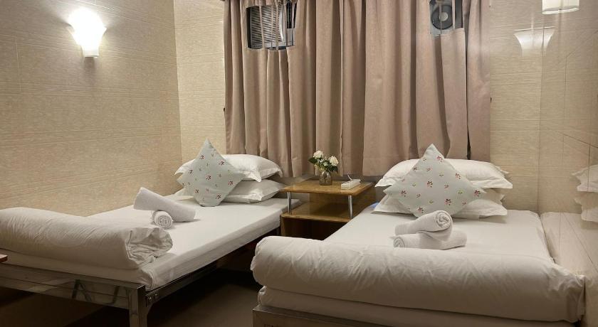 Hollywood guesthouse - image 8