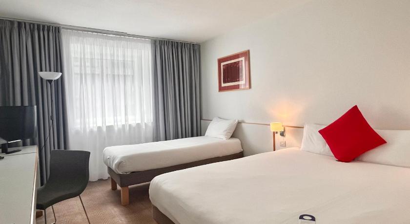 Image of Classic Family Room with One Double Bed and One Single Bed 0