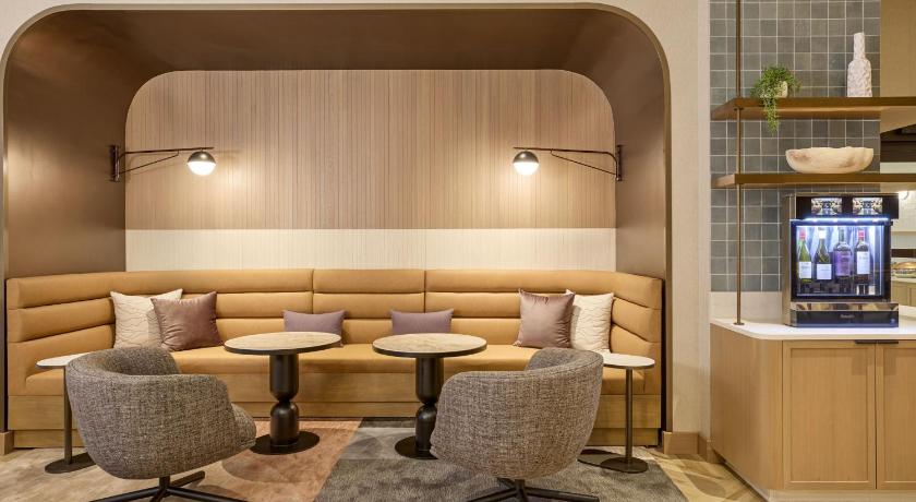 Immagine di M Club lounge access, Club Guest room, 1 King, Harbor view (Mobility Accessible w/Roll-in Shower) 4