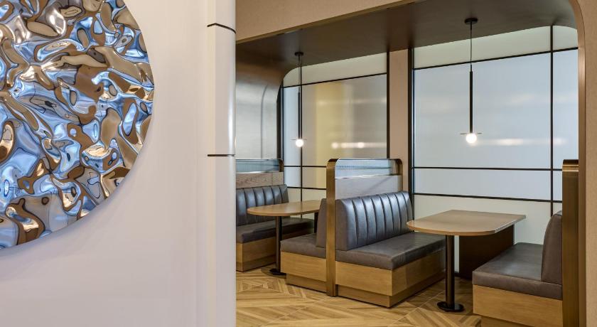 Immagine di M Club lounge access, Club Guest room, 1 King, Harbor view (Mobility Accessible w/Roll-in Shower) 6