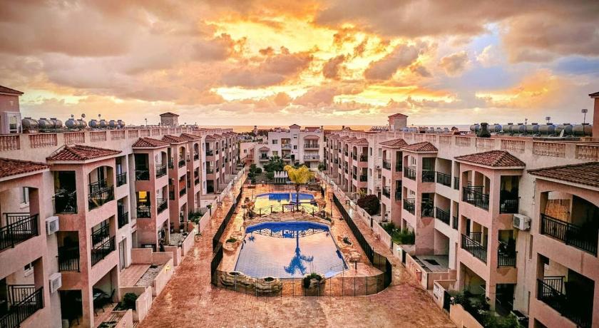Royal-Seacrest Oasis, Pool-Side