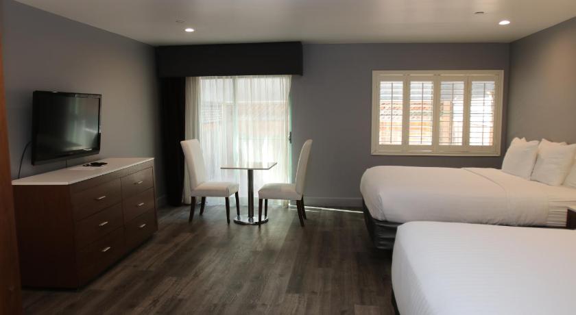 Image of Large One Room Suite with 2 King Beds - Non Smoking 1