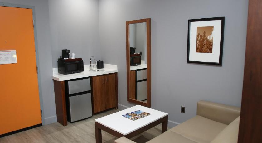 Image of Large One Room Suite with 2 King Beds - Non Smoking 5