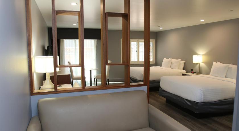Image of Large One Room Suite with 2 King Beds - Non Smoking 0