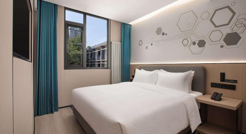 Image of 1 King Bed, Selected Room, Non-Smoking 1