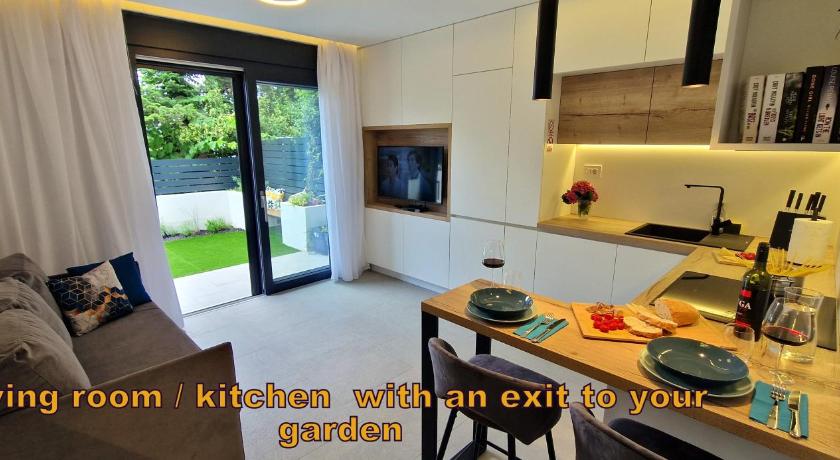 Urban Oasis - private fenced garden with BBQ area - image 5