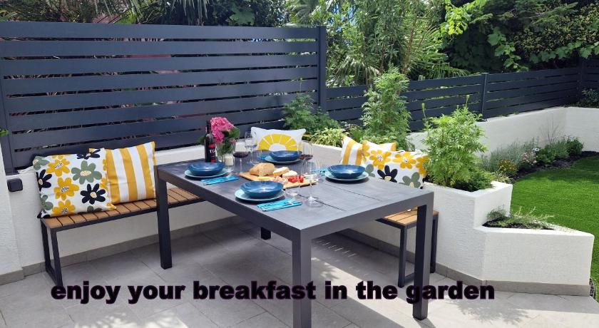 Urban Oasis - private fenced garden with BBQ area - image 20
