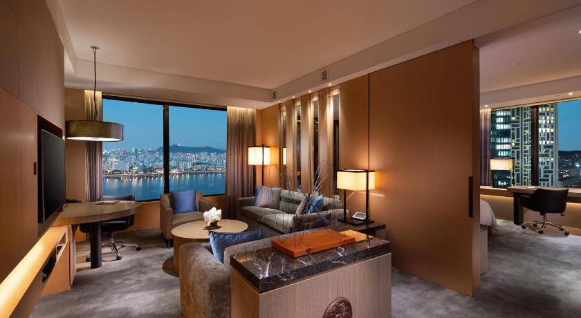 Image of KING EXECUTIVE CORNER SUITE RIVER VIEW 4