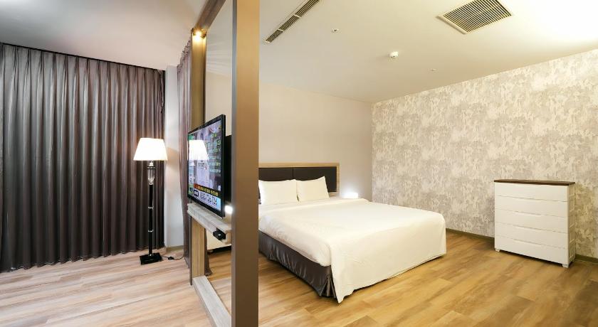 Image of Deluxe Queen Room with Two Queen Beds 11