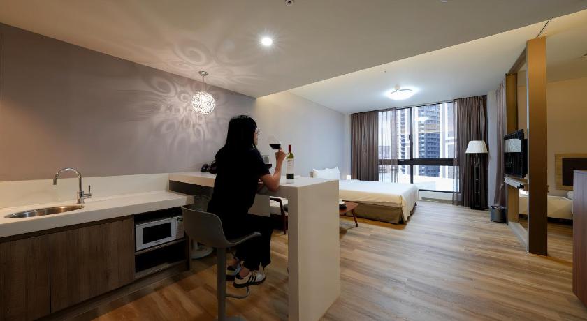 Image of Deluxe Queen Room with Two Queen Beds 10