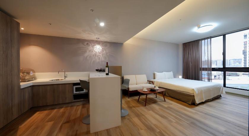 Image of Deluxe Queen Room with Two Queen Beds 8
