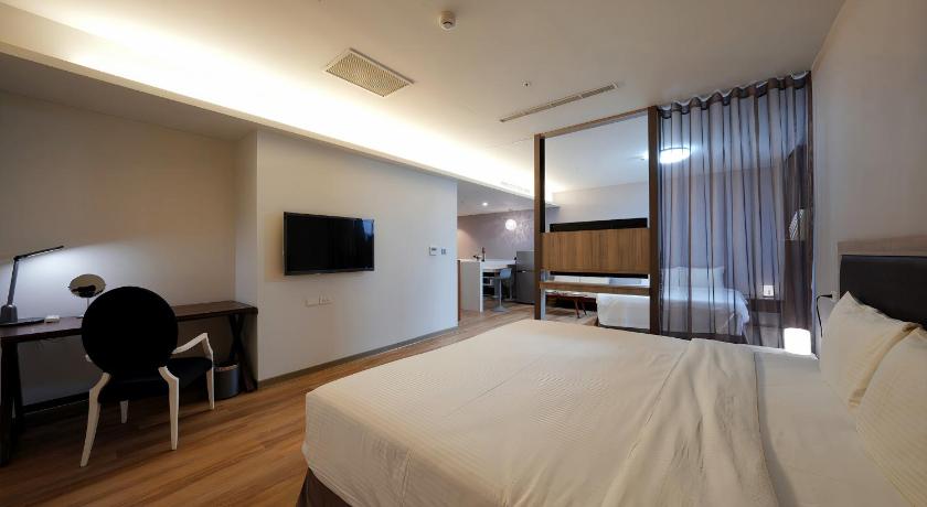 Image of Deluxe Queen Room with Two Queen Beds 6