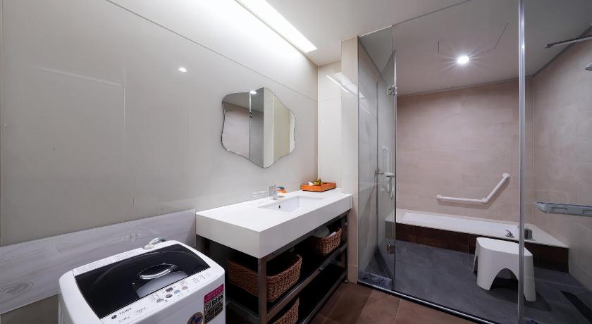 Image of Deluxe Queen Room with Two Queen Beds 2