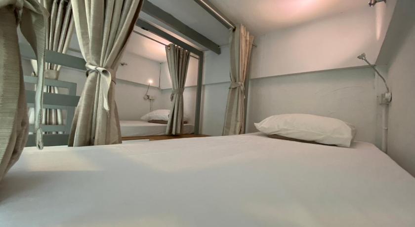 รูปของหอพักหญิง พร้อมเครื่องปรับอากาศ ห้องน้ำรวม (Female Dormitory Air Conditioning with Shared Bathroom) 8