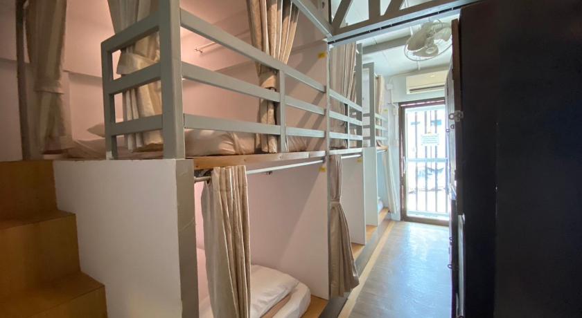 รูปของหอพักหญิง พร้อมเครื่องปรับอากาศ ห้องน้ำรวม (Female Dormitory Air Conditioning with Shared Bathroom) 1