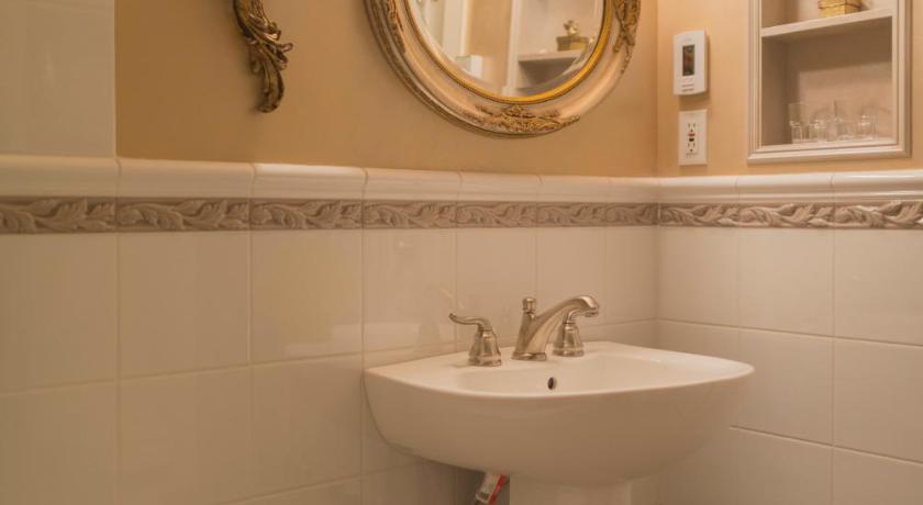 Image of Luxury Queen Suite with Ocean View 13