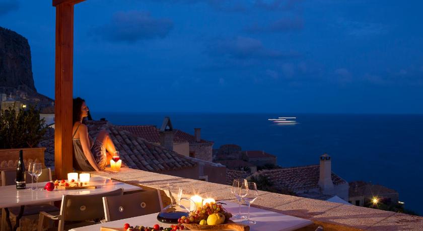 Moni Emvasis Luxury Suites photo