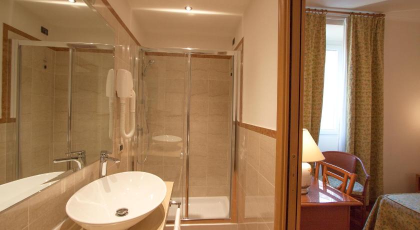 ローマ Laurentia Roma Hotel 3つ星 ホテル プール