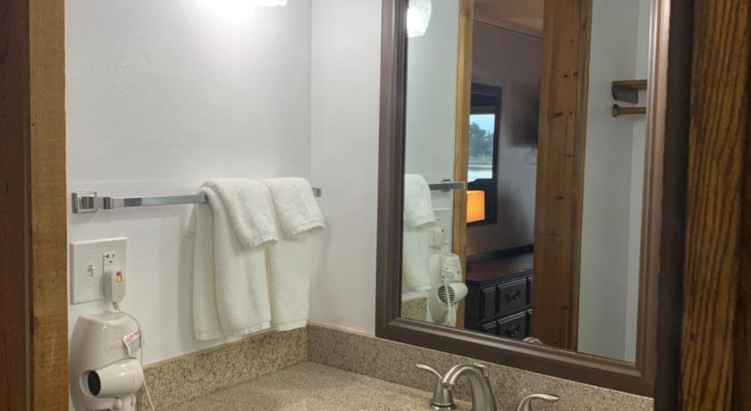 토마화크 (WI) Bridge Inn Tomahawk - Room 107, 2 Queen Beds, Pet Friendly, Laminate Wood Flooring , Walkout, River  3성급 숙소 수영장