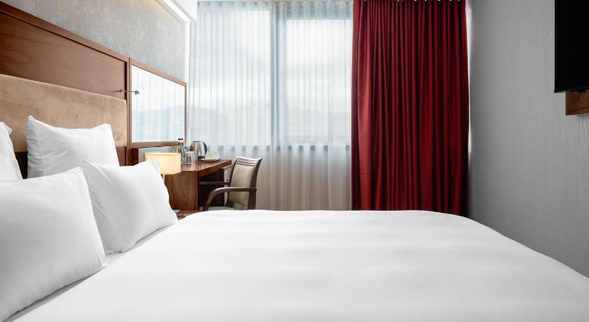 Image of Superior room with 1 king size bed on  River si de 1
