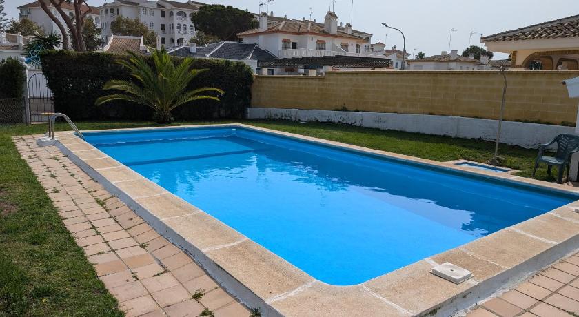 Chalet adosado en Matalascanas con piscina y chimenea, cerca de la playa
