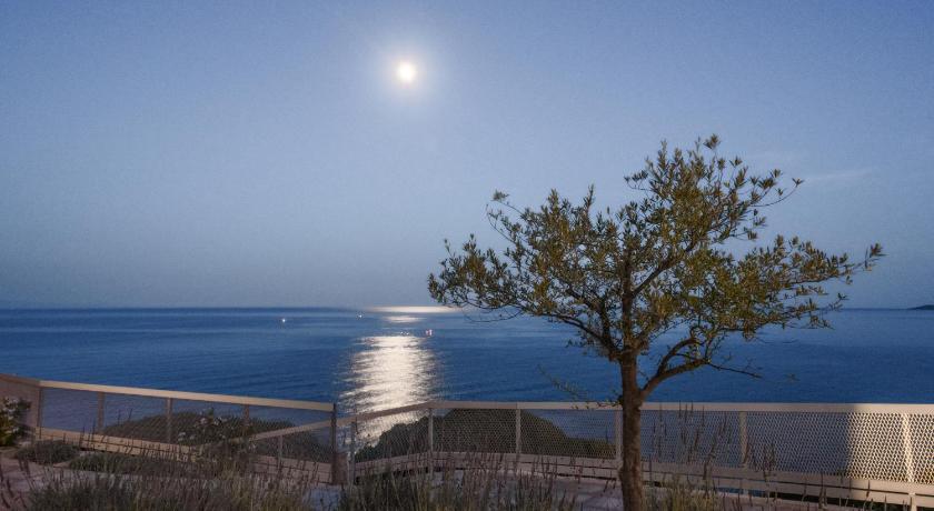 Monolia Maisonettes — Hotel in Chios