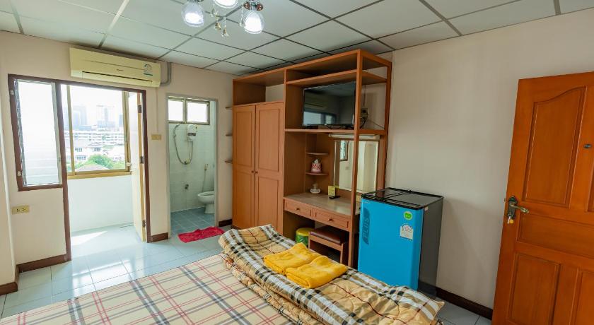 Bangkok Tat Residence 2-Star Hotel lobby