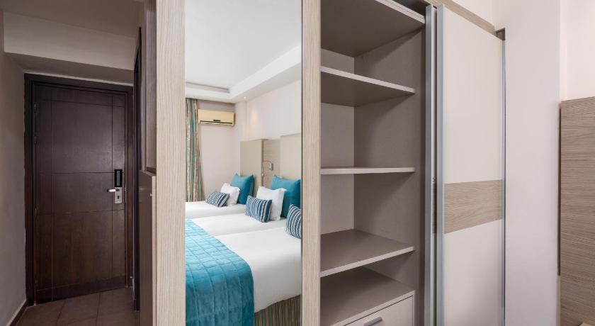 Image of Standard Triple Room Garden View 7