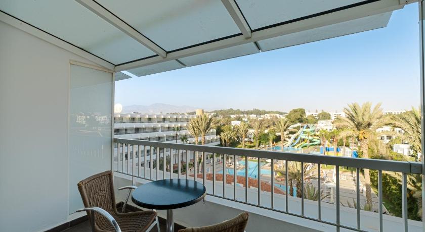 Image of Triple Room with Pool View 7