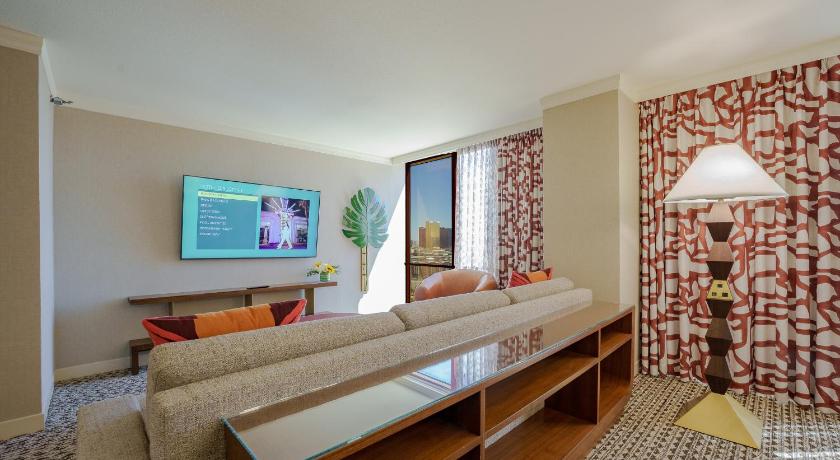 Image of Remodeled 1 Bedroom Suite 2 Queen Beds High Floor Strip View 4