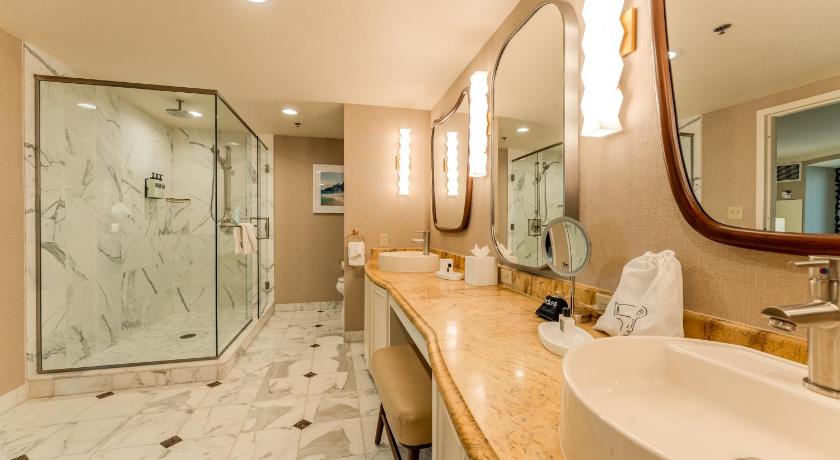 Image of Remodeled 1 Bedroom Premier Suite King 2