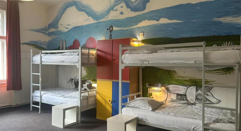 Image of Private Room for 8 people with Shared Bathroom 0